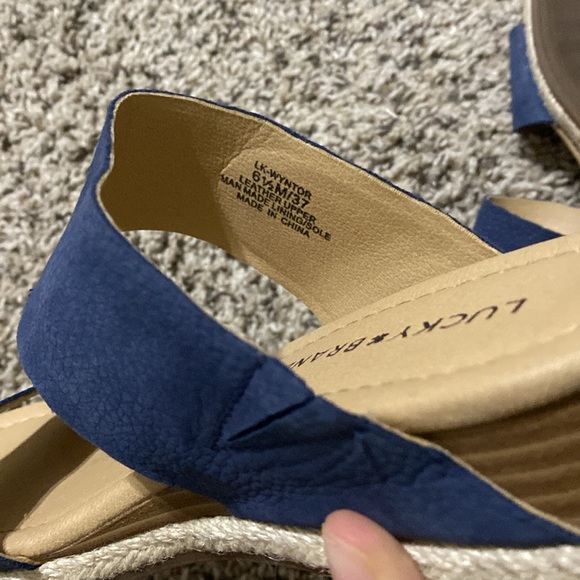〽️Lucky Brand Women's Leather Wedge Navy Sandals! - Picture 6 of 8